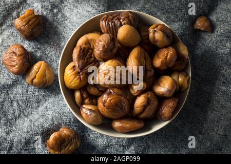 Organische ohne Schale gebratene Kastanien in eine Schüssel geben. Stockfoto