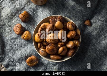 Organische ohne Schale gebratene Kastanien in eine Schüssel geben. Stockfoto