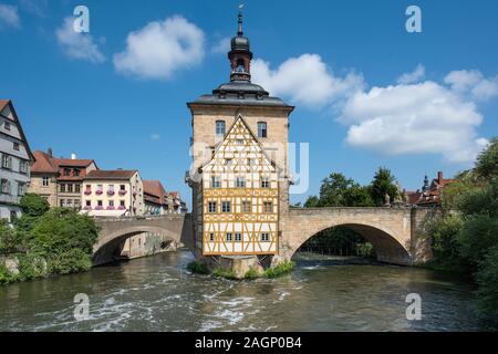 Bamberg, Deutschland - Juli 14, 2019; Blick auf das alte Rathaus im Zentrum von Bamberg ein beliebtes Touristenziel mit antiken Stadtzentrum mit Brücken, f Stockfoto