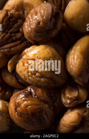 Organische ohne Schale gebratene Kastanien in eine Schüssel geben. Stockfoto