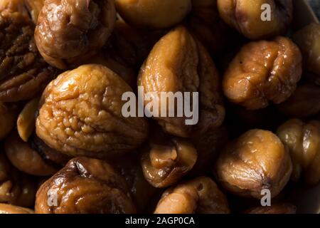 Organische ohne Schale gebratene Kastanien in eine Schüssel geben. Stockfoto