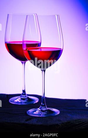 Zwei Gläser Rotwein. Intime Atmosphäre. Romantik Konzept Stockfoto