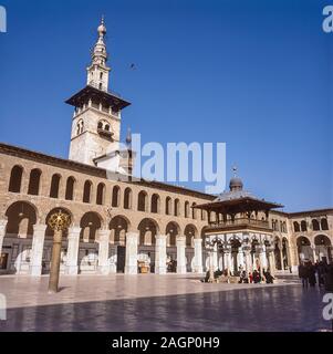 Syrien. Der Innenhof in der Omayyaden-Moschee der Superlative ist eines der historisch berühmtesten Gebäude in Damaskus, das den Sarkophag des Kämpfers der arabischen Heiligen Kriege in Saladin und das hoch berietene Mausoleum des biblischen Propheten des heiligen Johannes des Täufers besitzt Stockfoto