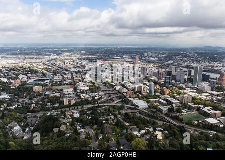 Luftaufnahme der Gebäude, Wohnungen, Straßen und Brücken in der Nähe der Innenstadt von Portland, Oregon, USA. Stockfoto