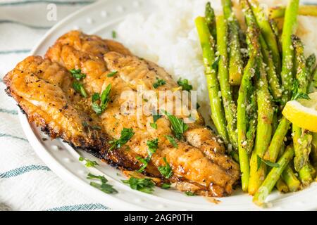 Hausgemachte Sauteed Felchen Abendessen mit Spargel und Reis Stockfoto