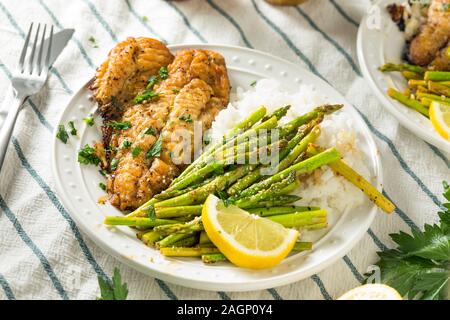 Hausgemachte Sauteed Felchen Abendessen mit Spargel und Reis Stockfoto