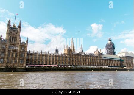 August 21, 2019 - Westminster, London, Vereinigtes Königreich. Die Häuser des Parlaments sitzen auf der Themse, das Gebäude, das den Rest der Uni regelt. Stockfoto