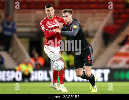 Middlesbrough von Stephen Walker (links) und Stoke City Liam Lindsay Kampf um den Ball in den Himmel Wette WM-Spiel im Riverside Stadium, Middlesbrough. Stockfoto