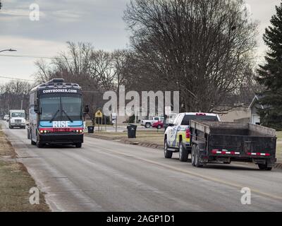 Adel, Iowa, USA. 20 Dez, 2019. US-Senator Cory's Booker Kampagne Bus rollt durch Adel, IA, etwa 20 Meilen westlich von Des Moines. Sen Booker ist auf einer Bustour über Iowa seine Kandidatur für die US-Präsidentschaft zu unterstützen. Iowa traditionell die erste Veranstaltung der Präsidentschaftswahlen Zyklus. Die Iowa Caucuses sind Feb 3, 2020. Credit: Jack Kurtz/ZUMA Draht/Alamy leben Nachrichten Stockfoto