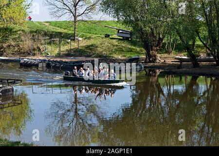 Ivanovo, Serbien, April 09, 2017 .. Fotografen in einem Boot Touren der Trog des Alten Donau arm. Grüße an die Kollegen an der Küste. Stockfoto