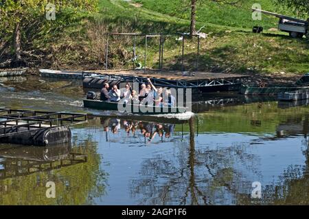 Ivanovo, Serbien, April 09, 2017 .. Fotografen in einem Boot Touren der Trog des Alten Donau arm. Grüße an die Kollegen an der Küste. Stockfoto