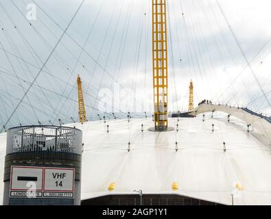August 19, 2019 - London, Vereinigtes Königreich. Die O2-Gebäude ist von Weitem sichtbar um London, da es ikonischen Form und Farbe weiß sich von der r Stockfoto