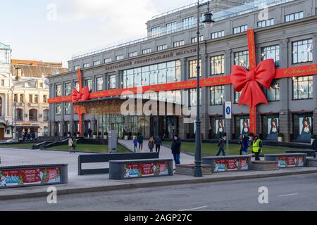 Moskau, Russland - Dezember 1, 2019: TsUM Supermarkt für Weihnachten mit roten Schleifen und illuminationen eingerichtet. Neues Jahr im Zentrum von Moskau Stockfoto