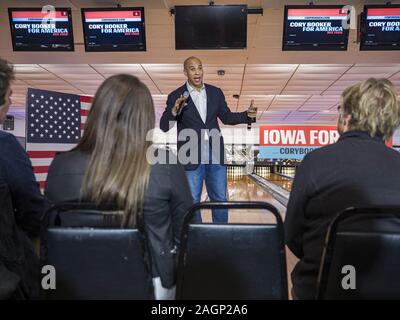 Adel, Iowa, USA. 20 Dez, 2019. US-Senator Cory Booker (D-NJ) spricht auf eine Kampagne Stop in der Adel Family Fun Center, eine Bowlingbahn in Adel, IA, etwa 20 Meilen westlich von Des Moines. Sen Booker ist auf einer Bustour über Iowa seine Kandidatur für die US-Präsidentschaft zu unterstützen. Iowa traditionell die erste Veranstaltung der Präsidentschaftswahlen Zyklus. Die Iowa Caucuses sind Feb 3, 2020. Credit: Jack Kurtz/ZUMA Draht/Alamy leben Nachrichten Stockfoto