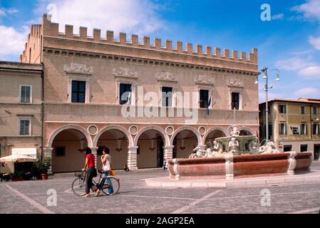 Italien, Marche, Pesaro, Piazza del Popolo Square, Brunnen Hintergrund Palazzo Ducale Stockfoto