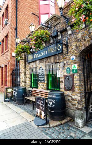 Die Außenseite des ältesten Irlands Pub The Brazen Head, Dublin, Irland Stockfoto