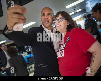 Adel, Iowa, USA. 20 Dez, 2019. US-Senator Cory Booker (D-NJ) nimmt selfies mit Anhänger an einer Kampagne Stop in der Adel Family Fun Center, eine Bowlingbahn in Adel, IA, etwa 20 Meilen westlich von Des Moines. Sen Booker ist auf einer Bustour über Iowa seine Kandidatur für die US-Präsidentschaft zu unterstützen. Iowa traditionell die erste Veranstaltung der Präsidentschaftswahlen Zyklus. Die Iowa Caucuses sind Feb 3, 2020. Credit: Jack Kurtz/ZUMA Draht/Alamy leben Nachrichten Stockfoto