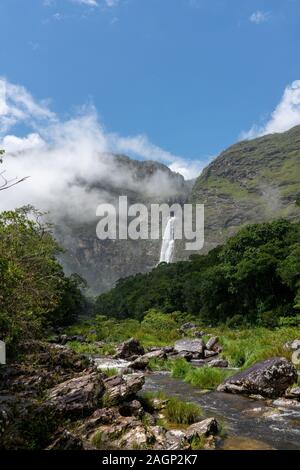 Wenig Fluss vor dem Casca d'anta Wasserfall im Nationalpark Serra da Canastra in Brasilien in einem blauen Tag fließt Stockfoto