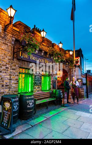 Die Außenseite des ältesten Irlands Pub The Brazen Head, Dublin, Irland Stockfoto