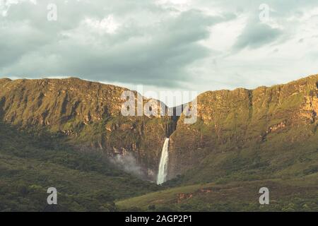 Erstaunliche Wasserfall in den Schluchten von Minas Gerais bei Sonnenuntergang mit Wolken im Himmel in Brasilien Stockfoto