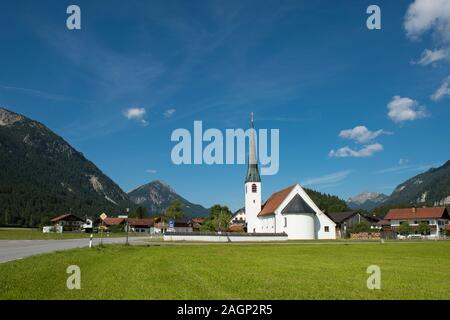 Graswang, Bayern, Deutschland - Juli 17, 2019; Malerische weisse Kirche in einem sonnigen Bergwelt im Süden von Deutschland Stockfoto