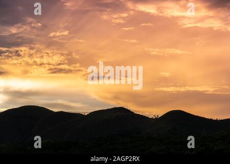 Schöne bunte Sonnenuntergang hinter den Bergen in Minas Gerais, Brasilien Stockfoto