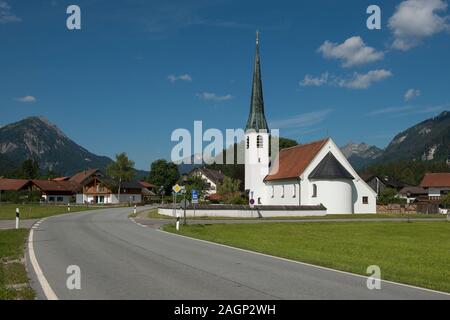 Graswang, Bayern, Deutschland - Juli 17, 2019; Malerische weisse Kirche in einem sonnigen Bergwelt im Süden von Deutschland Stockfoto