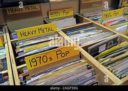 Record Store Day - 7' Singles nach Genre, in einem unabhängigen englischen Plattenladen Stockfoto