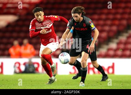 Middlesbrough ist Marcus Tavernier (links) und Stoke City Joe Allen Kampf um den Ball in den Himmel Wette WM-Spiel im Riverside Stadium, Middlesbrough. Stockfoto