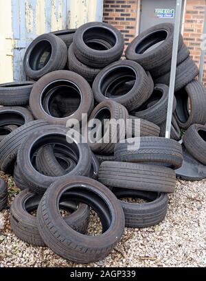 Reifenentsorgung und -Entsorgung von Reifen in einem Stapel, Best Practice Gummireifen Recycling Stockfoto