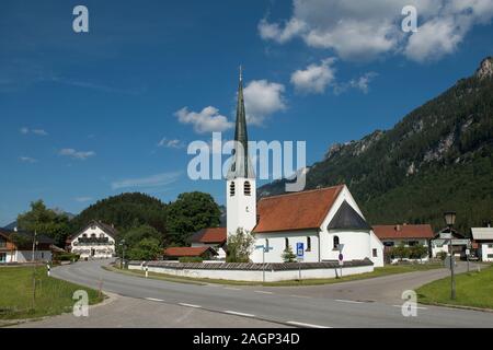 Graswang, Bayern, Deutschland - Juli 17, 2019; Malerische weisse Kirche in einem sonnigen Bergwelt im Süden von Deutschland Stockfoto