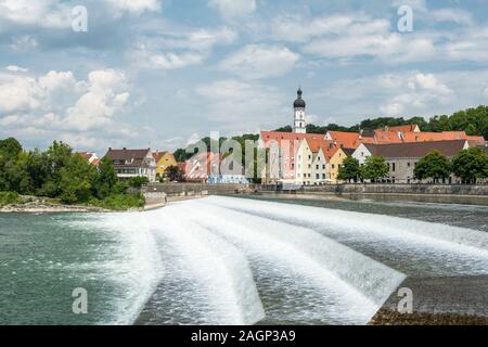 Landsberg am Lech, Bayern, Deutschland - Juli 19, 2019 Blick auf den künstlichen Wasserfall der Stadt Landberg am Lech eine touristische Stadt in Ba Stockfoto