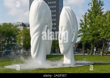 Leeuwarden, Niederlande – 20. Mai 2018: Nebelbrunnen Liebe von Jaume Plens. Leeuwarden ist Kulturhauptstadt Europas 2018 Stockfoto