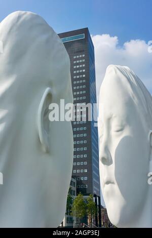 Leeuwarden, Niederlande – 20. Mai 2018: Nebelbrunnen Liebe von Jaume Plens. Leeuwarden ist Kulturhauptstadt Europas 2018 Stockfoto