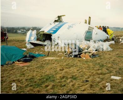 Pan Am Flug 103 Wrack. Pan Am Flug 103 war eine regelmäßig geplante Pan Am transatlantischen Flug von Frankfurt nach Detroit über London und New York. Am 21. Dezember 1988, N739PA, die Flugzeuge die transatlantische Etappe der Route wurde durch eine Bombe zerstört und tötet alle 243 Passagiere und 16 Besatzungsmitglieder in den Lockerbie-anschlag bekannt wurde. Große Teile des Flugzeuges stürzte auf einer Wohnstraße in Lockerbie, Schottland, töten 11 Menschen auf dem Boden. Mit insgesamt 270 Menschen getötet, es ist die tödlichste Terroranschlag in der Geschichte des Vereinigten Königreichs. Stockfoto