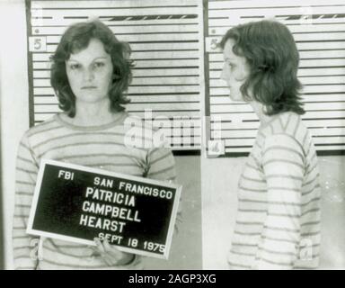 Patty Hearst wollte Poster. Patricia Hearst Campbell ist eine US-amerikanische Autorin und Schauspielerin. Eine Enkelin des Amerikanischen Verlags Magnat William Randolph Hearst, sie international für Veranstaltungen wurde nach ihrer Entführung durch eine Linke Terrorgruppe 1974 bekannt, die symbionese Liberation Army. Hearst war 19 Monate nach entführt, in dem sie war ein Flüchtling wollte für schwere Straftaten mit den Mitgliedern der Gruppe verpflichtet. Sie war in Gewahrsam gehalten, und es gab Spekulationen vor Versuch, dass die Ressourcen für Ihre Familie ermöglichen würde, ihre Zeit im Gefängnis zu vermeiden. Stockfoto