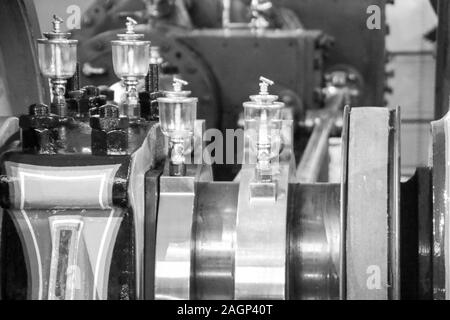 Ein großes schweres Stück Maschinen, die gut gepflegt wurde und glänzend lackiert. Stockfoto