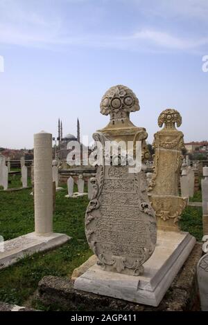 Osmanischen Grabsteine im Garten von muradiye Moschee Stockfoto