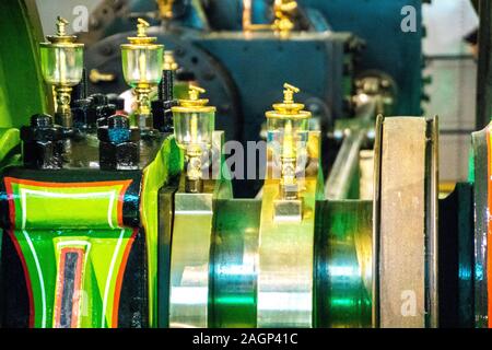 Ein großes schweres Stück Maschinen, die gut gepflegt wurde und glänzend lackiert. Stockfoto