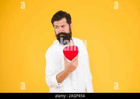 Health Care Konzept. Check hilft Risikofaktoren für Herzerkrankungen verstehen. Mehr körperliche Aktivität das Rauchen reduziert Menge Alkohol. Gesundes Herz. Man bärtige Hipster halten roten Herzen. Stockfoto