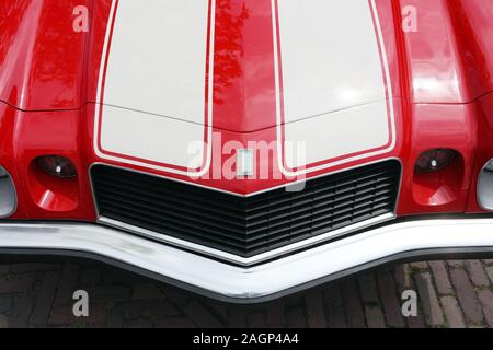 Draufsicht auf klassischen rot weiß gestreiften Chevrolet Camaro Motor Kapuze mit Camaro-Logo-Schild Stockfoto