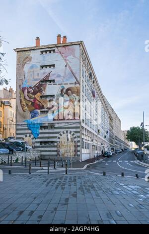 Marseille, Frankreich - November 1, 2019: Blick vom Place de la Major an der Esplanade de la Tourette mit dem Haus Nr. 36 und dessen Fresque murale Le Comm Stockfoto