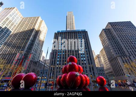 New York, NY, USA - 30. November 2019. Straßen von Manhattan, Sixth Avenue mit großen roten Weihnachten Dekoration Kugeln, in der Nähe der Radio City Music Hall, NY Stockfoto