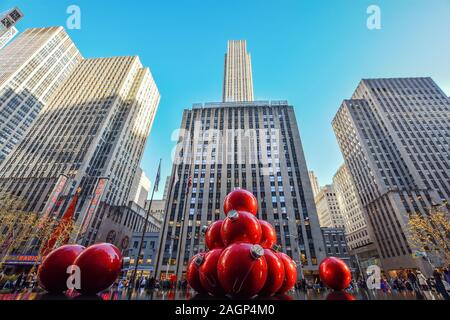 New York, NY, USA - 30. November 2019. Straßen von Manhattan, Sixth Avenue mit großen roten Weihnachten Dekoration Kugeln, in der Nähe der Radio City Music Hall, NY Stockfoto