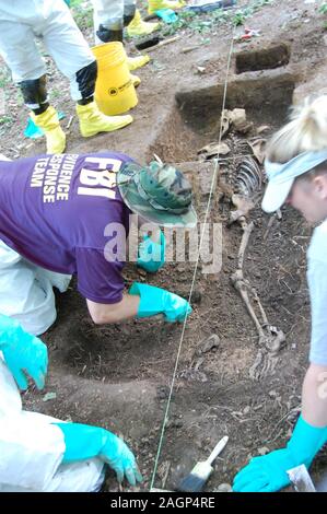 Menschliche Überreste sind durch FBI Personal im "Body Farm" ausgegraben. Ein Body Farm ist eine Forschungseinrichtung, wo Zersetzung in einer Vielzahl von Einstellungen untersucht werden können. Sie durch die anthropologin Dr. William Bass 1971 erfunden wurden an der Universität von Tennessee in Knoxville, Tennessee, wo Dr. Bass in der Untersuchung der Zersetzung einer menschlichen Leiche aus der Zeit des Todes zu der Zeit Decay interessiert war. Stockfoto