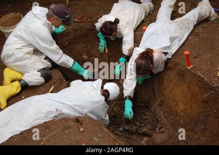 Menschliche Überreste sind durch FBI Personal im "Body Farm" ausgegraben. Ein Body Farm ist eine Forschungseinrichtung, wo Zersetzung in einer Vielzahl von Einstellungen untersucht werden können. Sie durch die anthropologin Dr. William Bass 1971 erfunden wurden an der Universität von Tennessee in Knoxville, Tennessee, wo Dr. Bass in der Untersuchung der Zersetzung einer menschlichen Leiche aus der Zeit des Todes zu der Zeit Decay interessiert war. Stockfoto