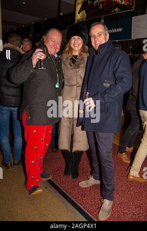 Ascot Weihnachten Familie Racing Wochenende, Ascot, Berkshire, Großbritannien. Dezember, 2019 20. Racegoers erhalten Sie in den Geist von Weihnachten in der Haupttribüne in Ascot Pferderennbahn. Credit: Alamy/Maureen McLean Stockfoto