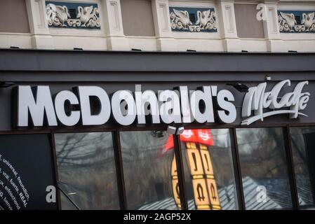 RIGA, Lettland. 29. November 2019. Logo von McDonald's. McDonald's Corporation ist eine US-amerikanische Fast-Food-Gesellschaft, 1940 gegründet als Restaurant betrieben von Richard und Maurice McDonald, Stockfoto