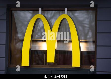 RIGA, Lettland. 29. November 2019. Logo von McDonald's. McDonald's Corporation ist eine US-amerikanische Fast-Food-Gesellschaft, 1940 gegründet als Restaurant betrieben von Richard und Maurice McDonald, Stockfoto