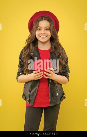 Mädchen lockiges Haar tragen Leder Jacke. Brutale stil Ausschreibung aber zuversichtlich, dass die Mädchen. Rock Stil passt. Rock and Roll ist Weg des Lebens. Outfit Ideen jedes stilvolle Mädchen versuchen sollten. Little Rock Star Konzept. Stockfoto